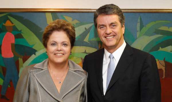 Governo Dilma trabalhou intensamente pela candidatura de Azevêdo na OMC; O Diretor-Geral da FAO, José Graziano da Silva, segura alguns ovos produzidos em uma granja de produção de aves e ovos apoiada pela FAO no distrito de Gakenke, Ruanda. | Fotos: Roberto Stuckert e Luis Tato