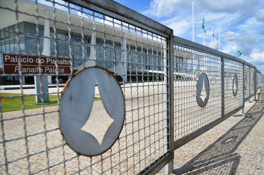 Grades de proteção ao redor do Palácio do Planalto simbolizam distância entre governo e população. | Foto: José Cruz/Agência Brasil